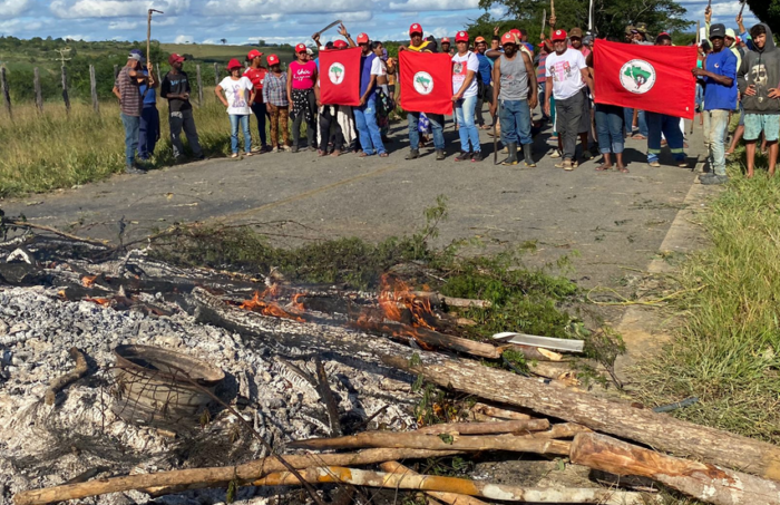 Protesto contra reintegração de posse entre Maracás e Lajedo do Tabocal
