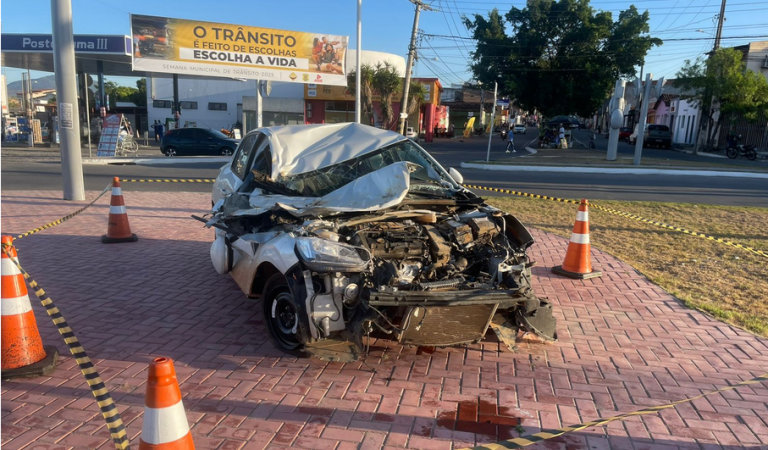 Campanha de trânsito expõe carro destruído com objetivo de conscientizar motoristas nas ruas da cidade