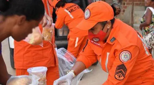 8º GBM reforça alimentação de moradores carentes em Jequié com 200 porções de sopa e 400 pães