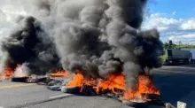 Caminhoneiros queimam pneus em protesto na BR-116, entre as cidades de Jaguaquara e Jequié