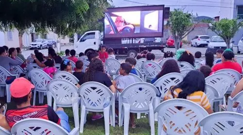 Prefeitura de Jequié inicia "Cinema na Praça"contemplando centenas de crianças, jovens e pessoas idosas com exibição gratuita de filmes