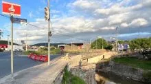 Prefeitura de Jequié faz obra de requalificação da ponte de acesso ao bairro Pompílio Sampaio, a qual receberá iluminação em LED, passarela metálica e arcos laterais e guarda-corpos novos