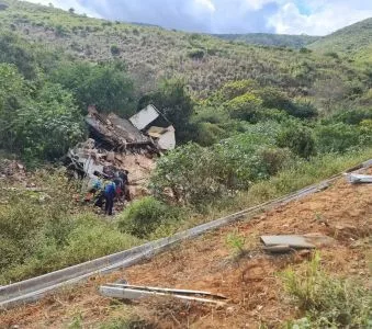 Acidente com caminhão na ladeira de Pé de Serra deixa uma vítima fatal