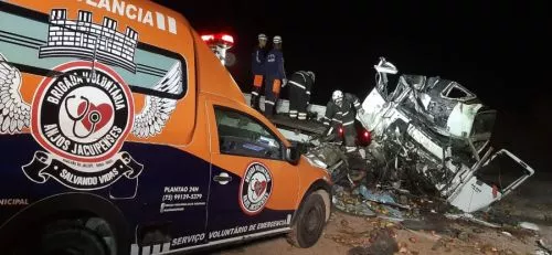 Acidente ente micro-ônibus e caminhão deixa 24 mortos no Norte da Bahia