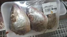 Supermercado de Valença (RJ) coloca cabeça de peixe à venda em bandeja